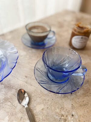 blå kaffekop i glas med swirls Duralex