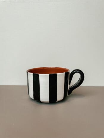 Håndlavet kaffekop i terracotta med sorte striber
