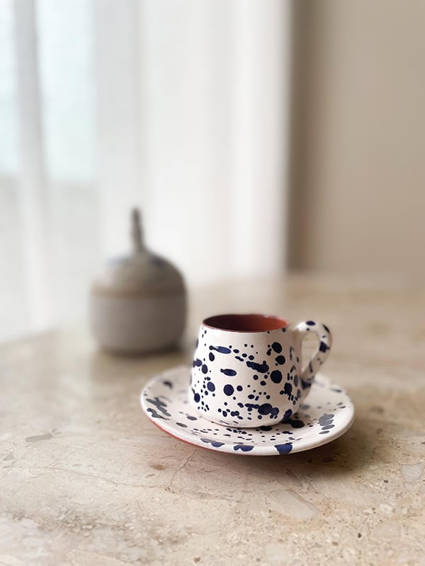 Terracotta espresso kop i hvid med blå pletter Casa Cubista