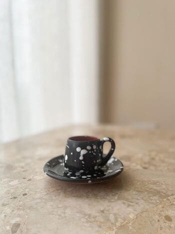 Terracotta espresso kop i sort med hvide pletter