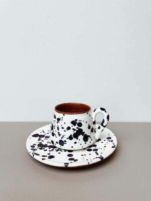 espresso sæt med kop og underkop i hvid med blå pletter
