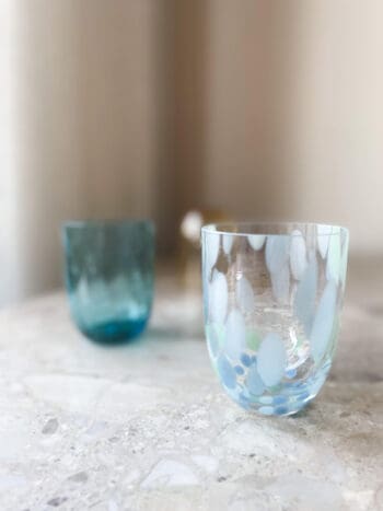 Glas fra Anna Von Lipa med big confetti i Pacific Blue