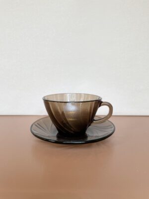 Kaffekop med underkop med swirls i brun fra Duralex