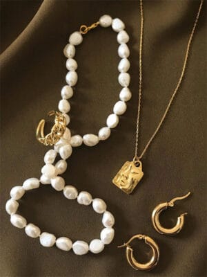Smykkesamling med halskæder øreringe og ringe
