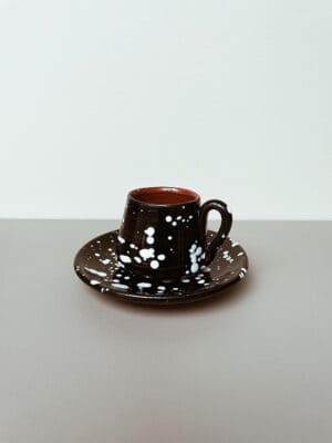 espresso kop med underkop i sort med hvide splatter