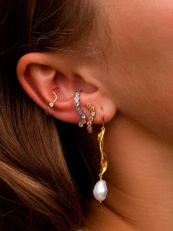 Guld og sølv øreringe med små sten og lang ørering med perle vedhæng