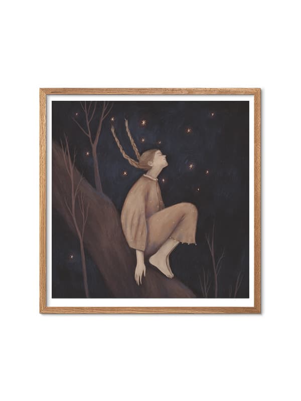 Plakat med en pige der sidder på et træ i brunt tøj