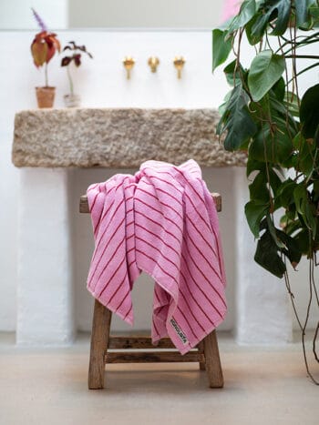 lyserød håndklæde med røde striber
