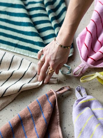 Farverige håndklæder med striber