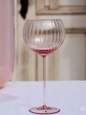 Rødvins glas i farven rosa med ripple detaljer
