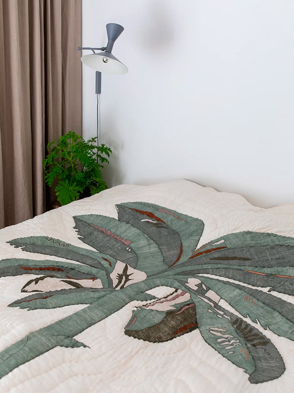 Sengetæppe med palme motiv i farven hvid og grøn