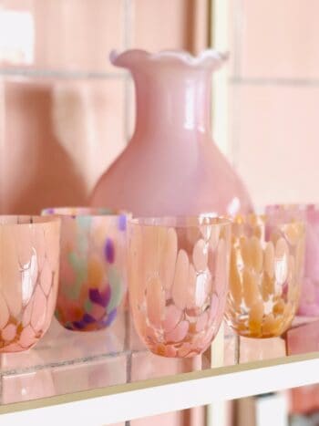 mundblæst glas med confetti effekter i farven peach