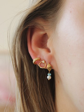 Petit Wavy Circle Earring With Stone Gold